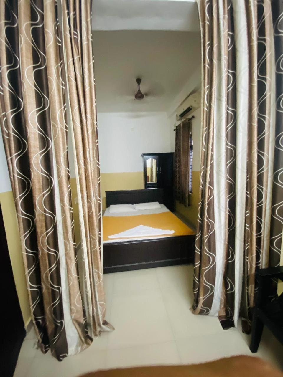 Hotel Lotus Grand Residency Angādipuram Camera foto
